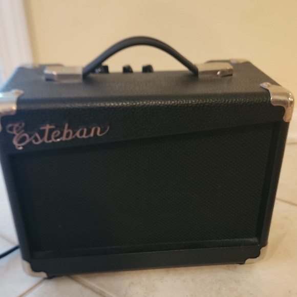 Esteban Black Guitar Amplifier 12W - Picture 1 of 8